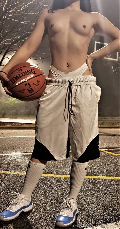 asian squatgirl top nette fotos