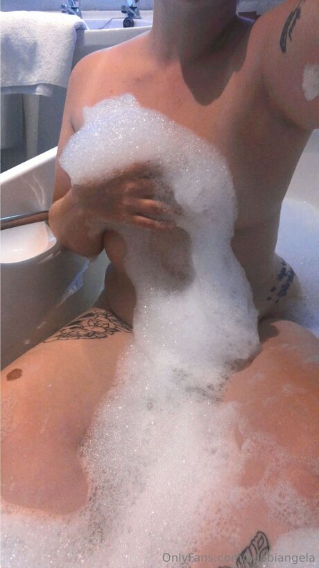 Babbiangela nackt kunst fotos