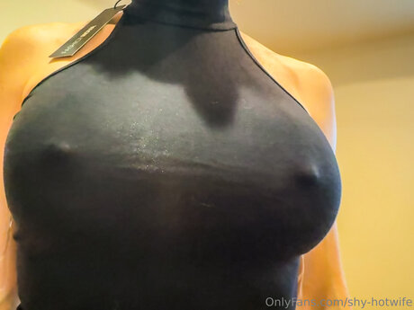 Shy Hotwife sexy erotische bild