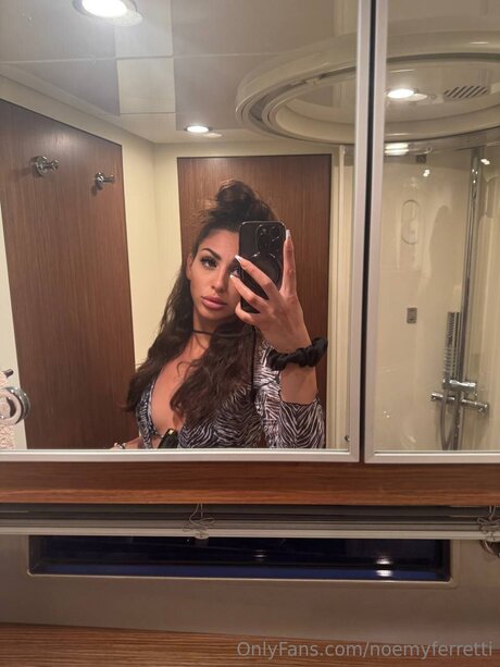 Noemyferretti schöne erotische foto