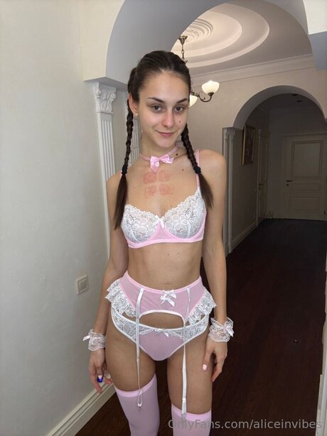 Aliceinvibes model akt galerie