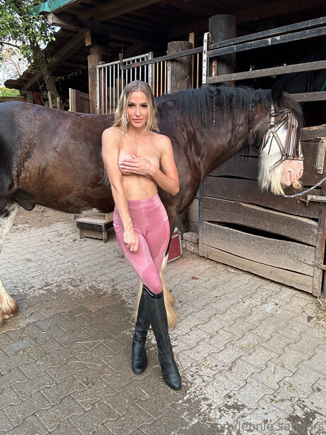 Leonie Sanders nackt erwachsene archiv