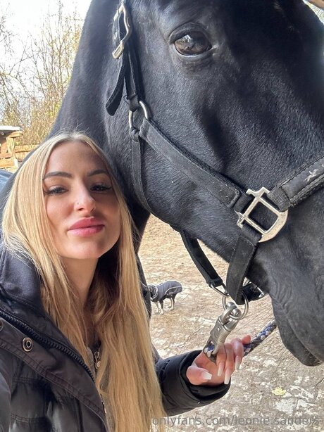 Leonie Sanders top beste bild