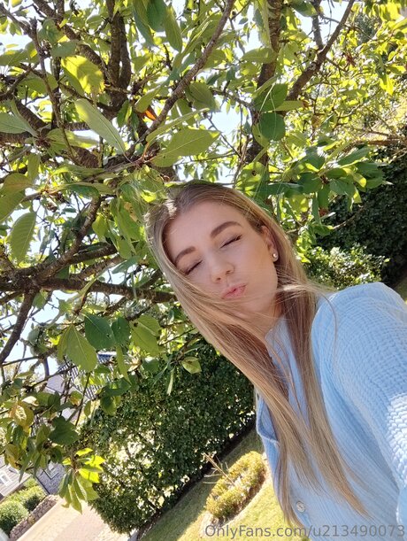 Nina Bella model erwachsene bild