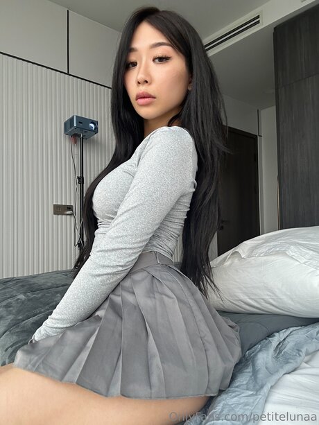 Petitelunaa model nette bild