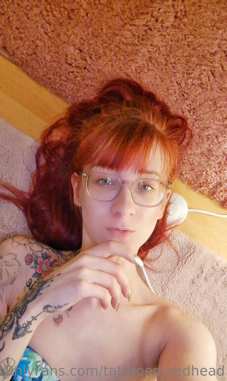 Tattooed Redhead exklusive nackt galerien