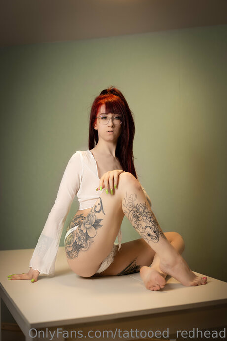 Tattooed Redhead sexy exklusive foto