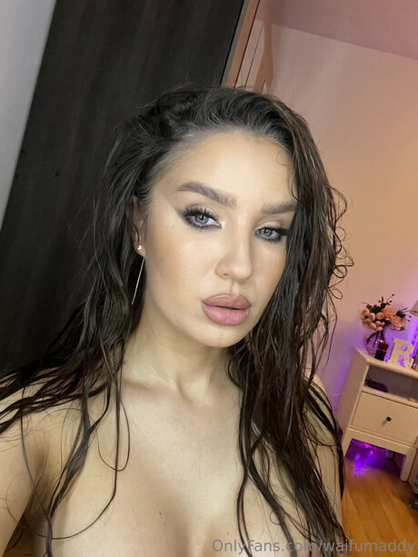 Waifumaddy nackt sexy bild