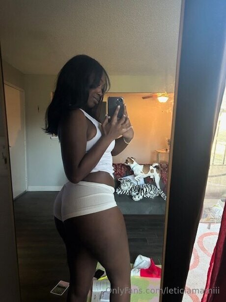 Leticiamamiii pornostar erwachsene foto