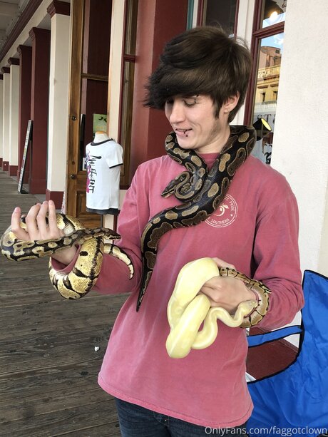 Faggotclown nackt pornostar bild