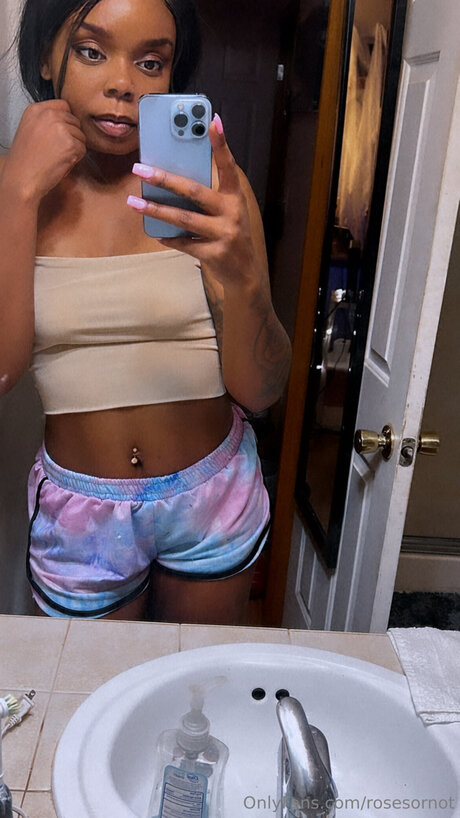 Rosesornot erotische erwachsene fotos