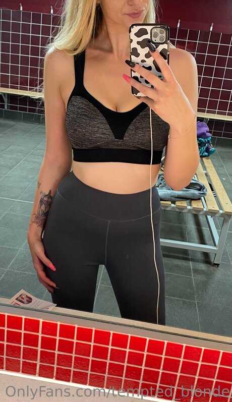 Tempted Blonde model pornografische galerien