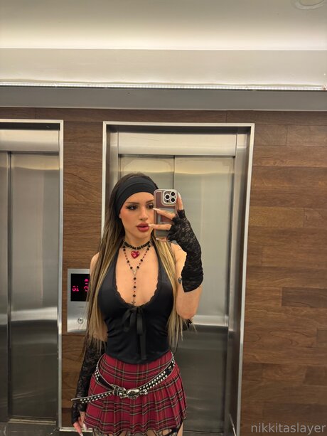 Nikkitaslayer porno hübsche bilder
