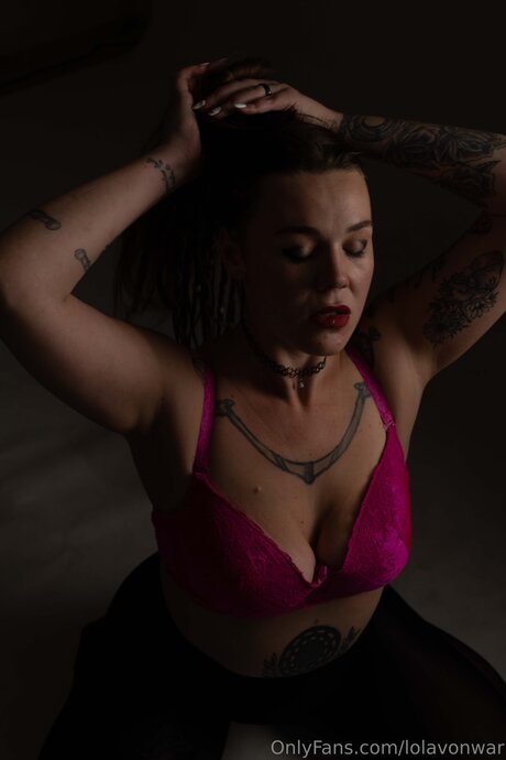 Lolavonwar erotische nackte fotos