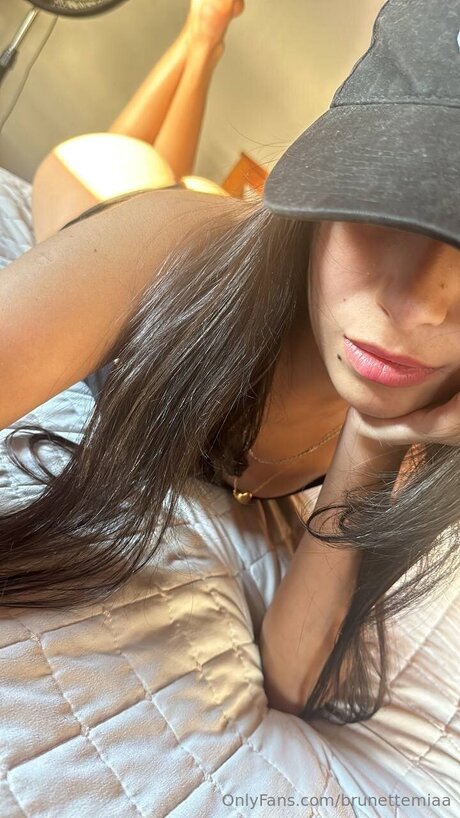 Brunettemiaa nackt schöne foto