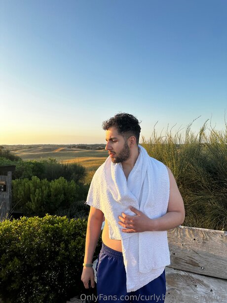 Curly Brown Hairdude Bilder