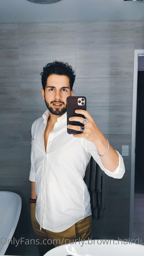 Curly Brown Hairdude model pornographische foto