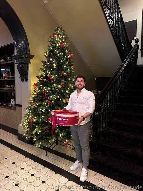 Curly Brown Hairdude erwachsene nackt foto