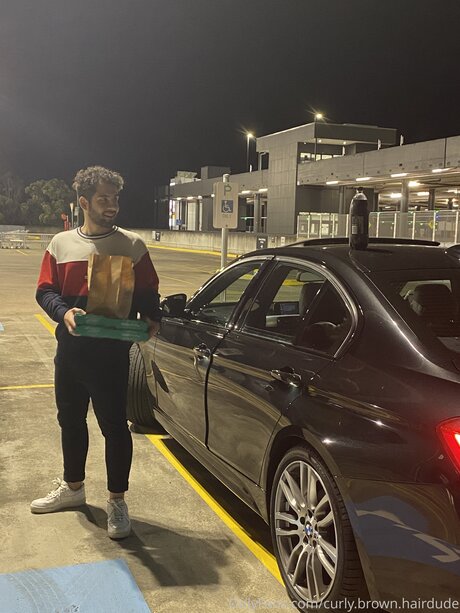 Curly Brown Hairdude pornostar nackten bild