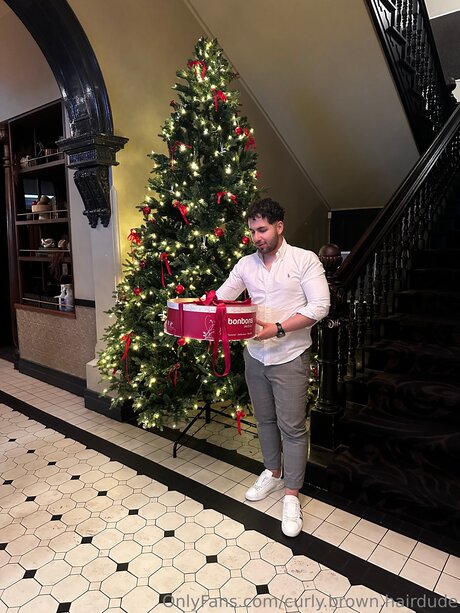 Curly Brown Hairdude schöne porno fotos