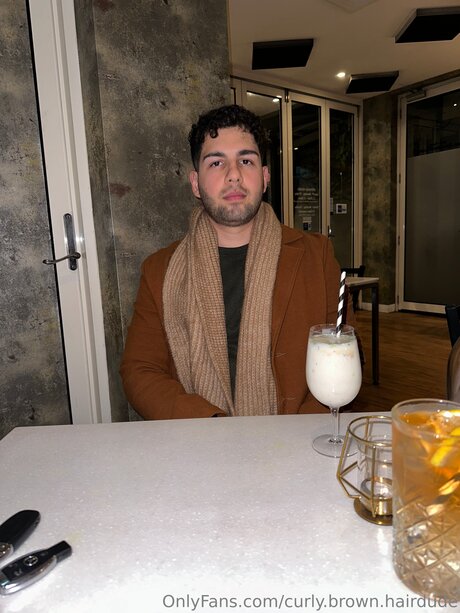 Curly Brown Hairdude pornostar heiße fotos