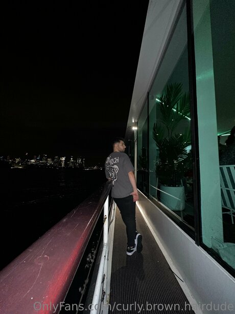 Curly Brown Hairdude freie kunst galerien