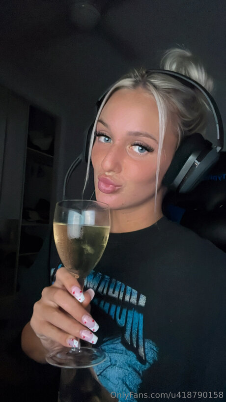 Bellaxmaexo model hübsche fotos