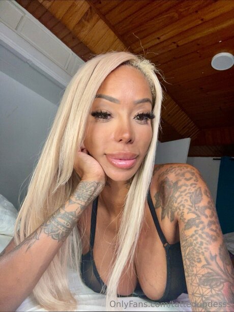 Desiwiththetatts top akt foto