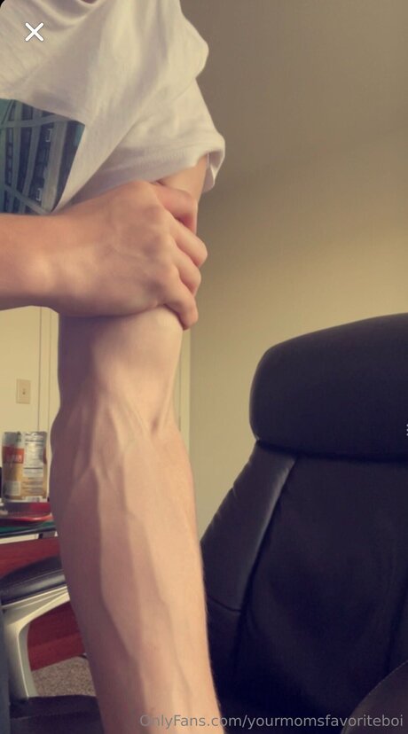 Yourmomsfavoriteboi schöne nacktheit fotos