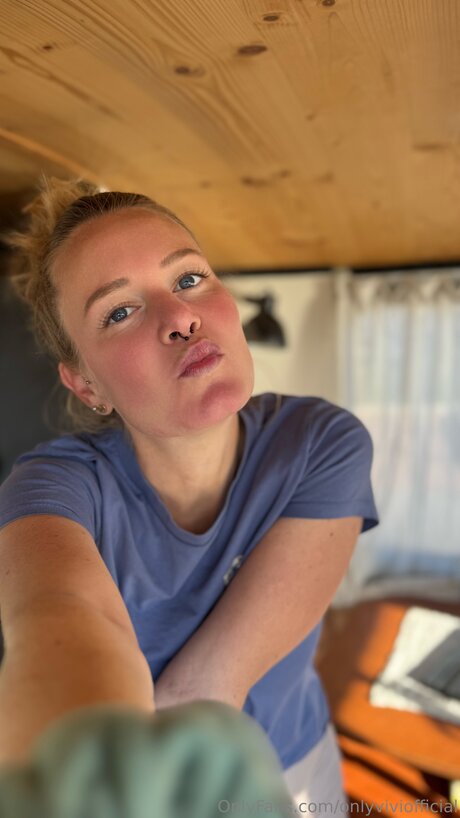 Onlyviviofficial nacktheit pornographische foto