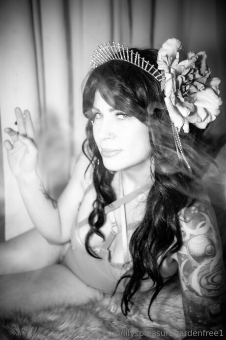 Lilyspleasuregardenfree1 erotische sex galerie