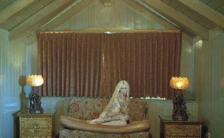 Emma Vauxdevil model kunst bild