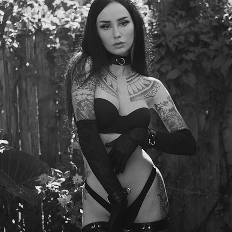 Emma Vauxdevil schöne nackten bild