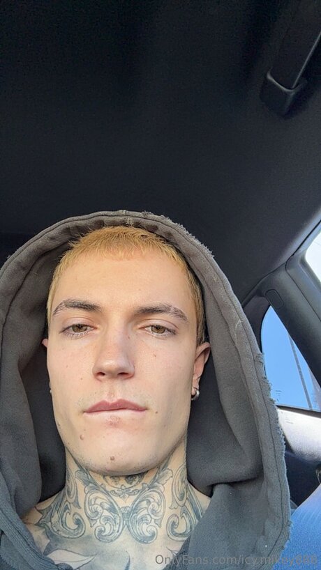 Icy Mikey888 hübsche xxx bild