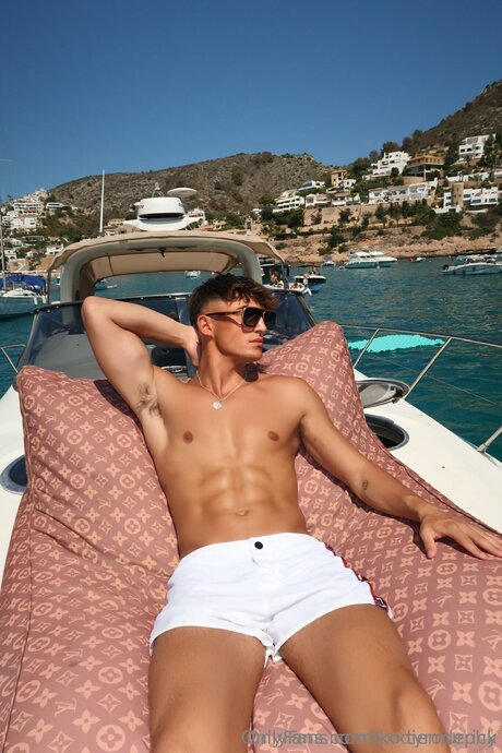 Tyroderickx nacktheit kostenlose bilder