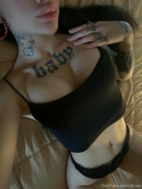 Alice X model hd bilder