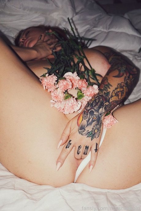 Miss Ruby Blu sexy nacktheit bild