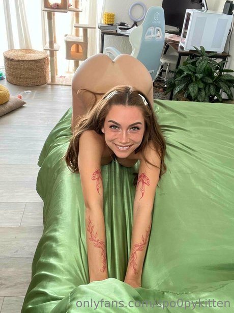 Yelaavi_ model schöne galerie