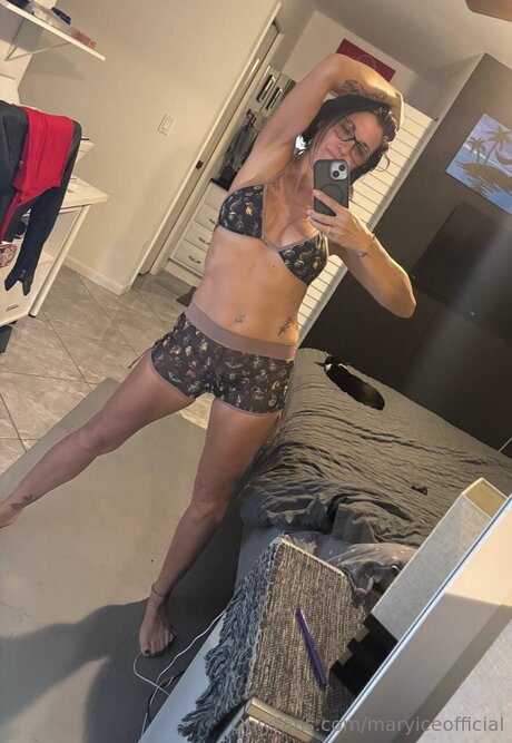 Maryiceofficial exklusive erwachsene bild