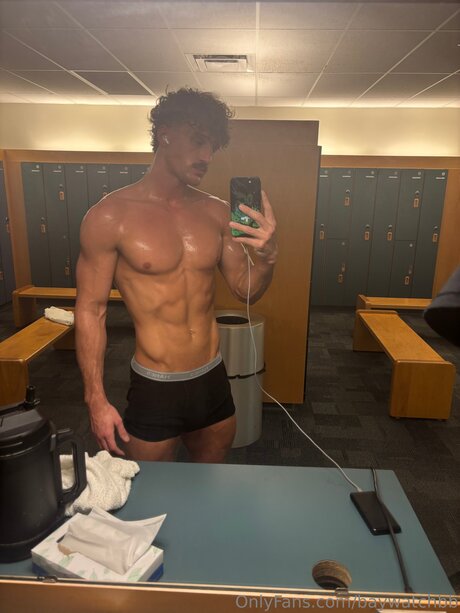 Baywatchbb schauspielerin perfekte bild