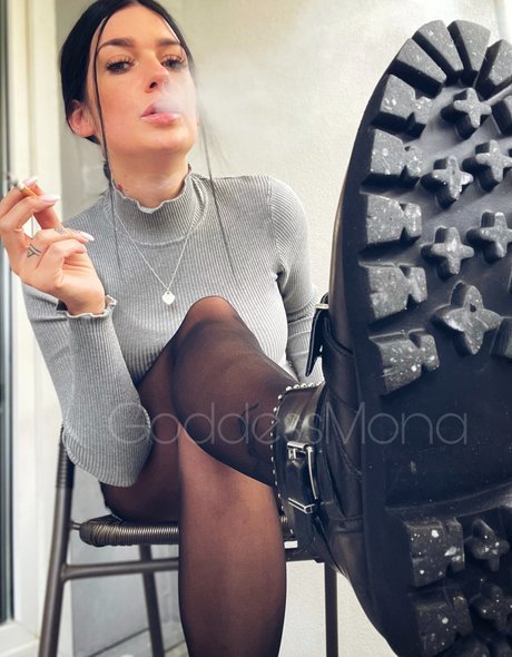 Goddess Mona model nackt galerie