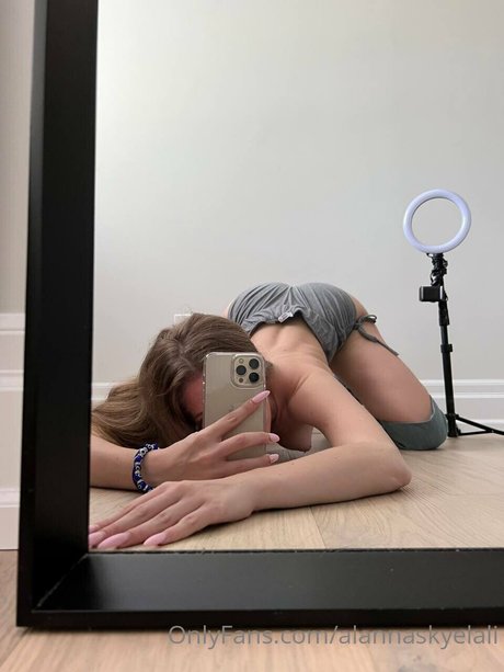 Alanna Laliberte model erwachsene bild