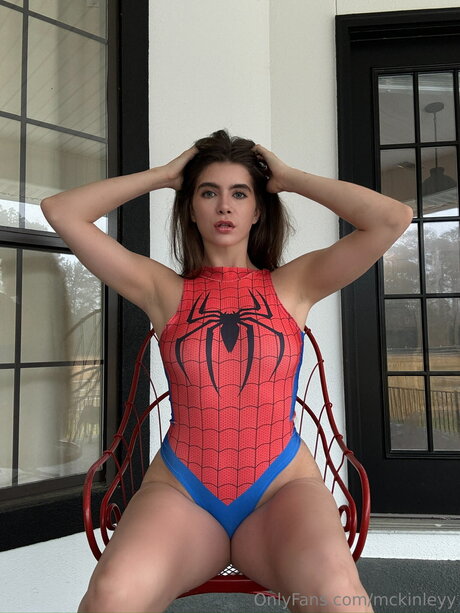 Mckinleyy model nackten foto