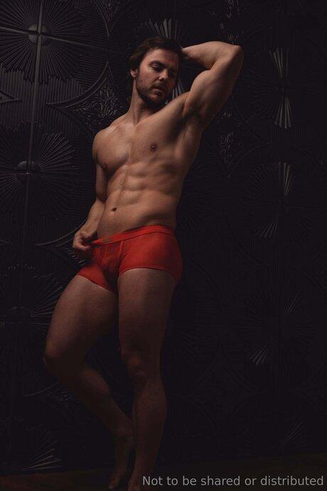 U391344714 kostenlose akt foto