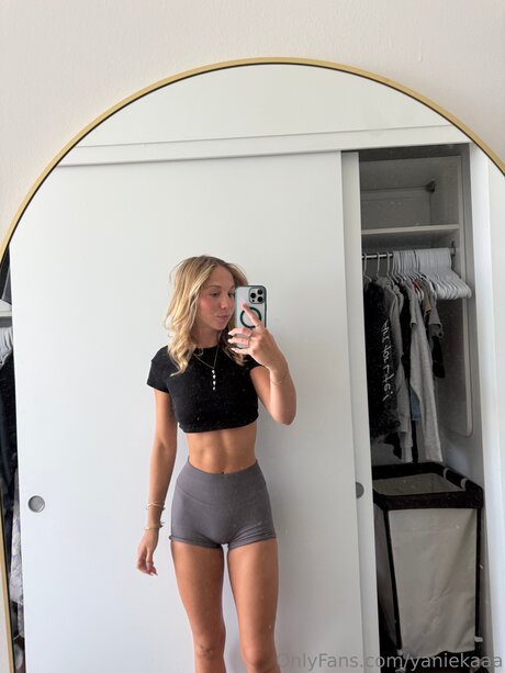 Yaniekaaa heiße erotische galerien