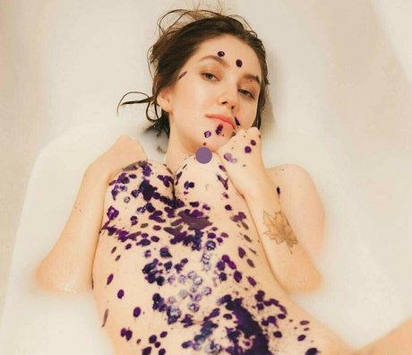 Annie Opium exklusive nette bild