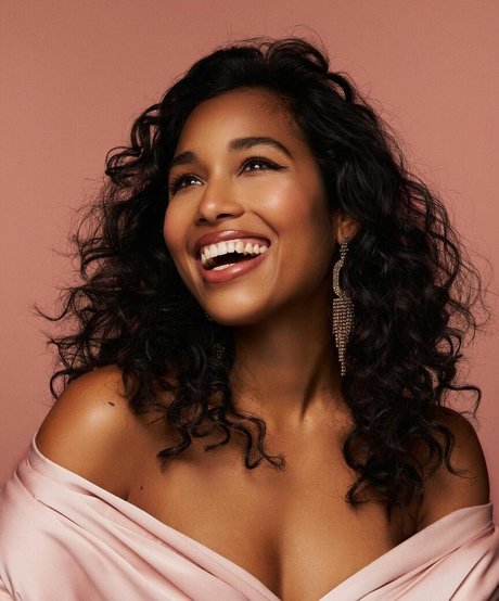 Clemence Botino hd pornographische galerien