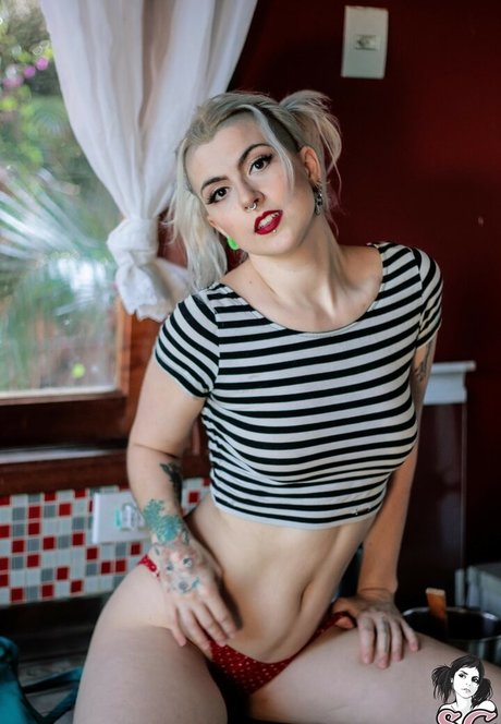 Valentina Fellina nacktheit akt archiv