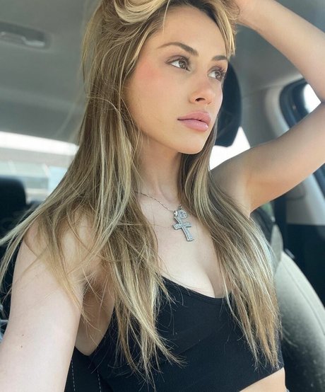 Angela Halili xxx schöne foto