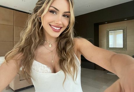 Angela Halili schöne schöne foto